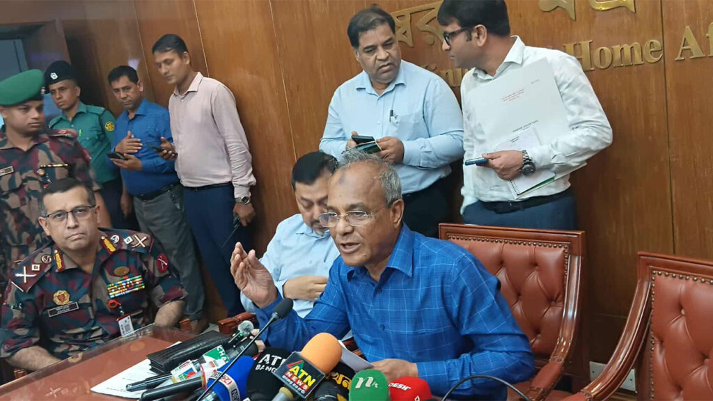 ঢাকার বাইরে এখনও মব জাস্টিস চলছে: স্বরাষ্ট্র উপদেষ্টা