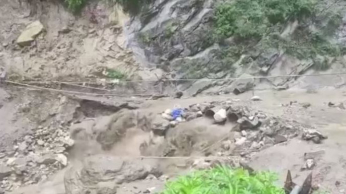 কাশ্মীরে আকস্মিক বন্যায় ৩২ জনের মৃত্যু, আরও প্রাণহানির শঙ্কা