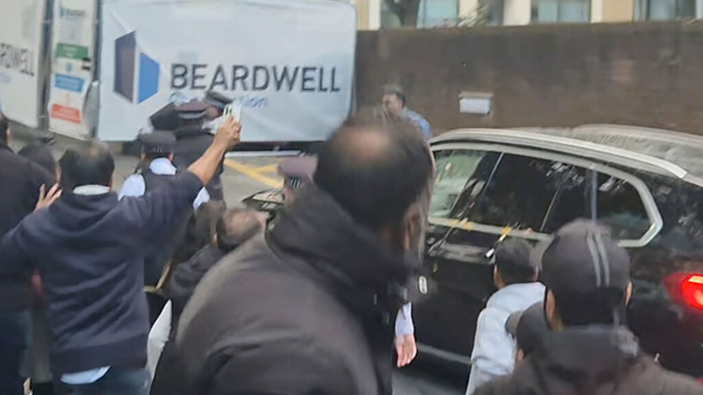 লন্ডনে মাহফুজ আলমের ওপর হামলার চেষ্টা আ. লীগের নেতা-কর্মীদের