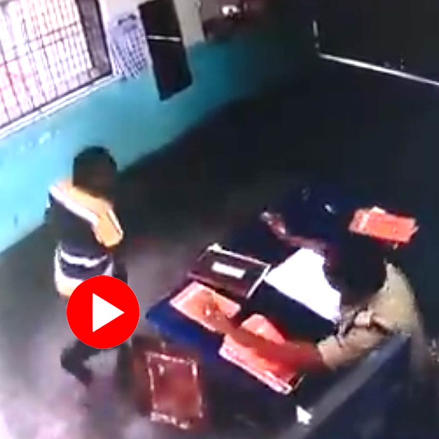 জেল ভেঙে পালাল দুই বন্দি! সিসিটিভি ফুটেজে চাঞ্চল্য