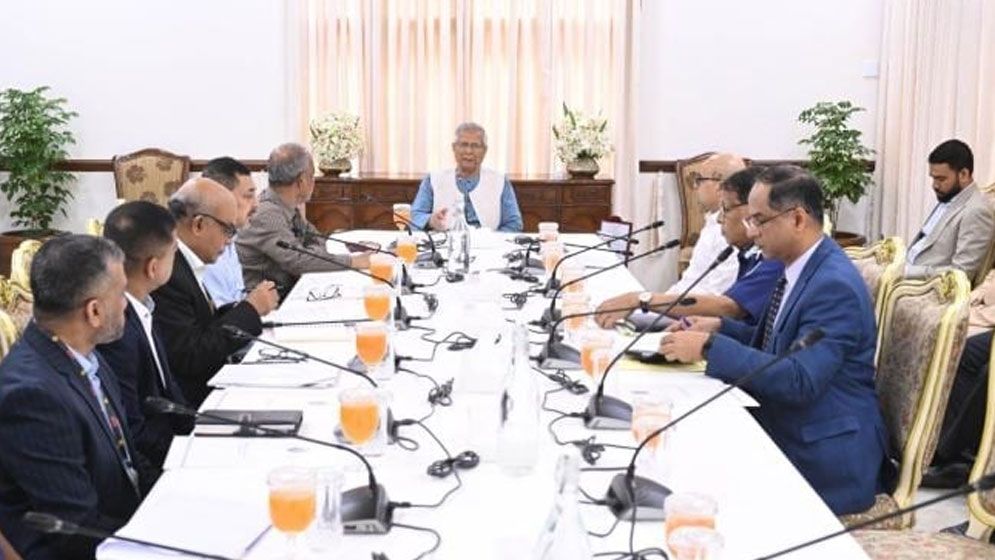 নির্বাচনে স্বচ্ছতা নিশ্চিতে দ্রুত বডি-ওর্ন ক্যামেরা ক্রয়ের নির্দেশ প্রধান উপদেষ্টার