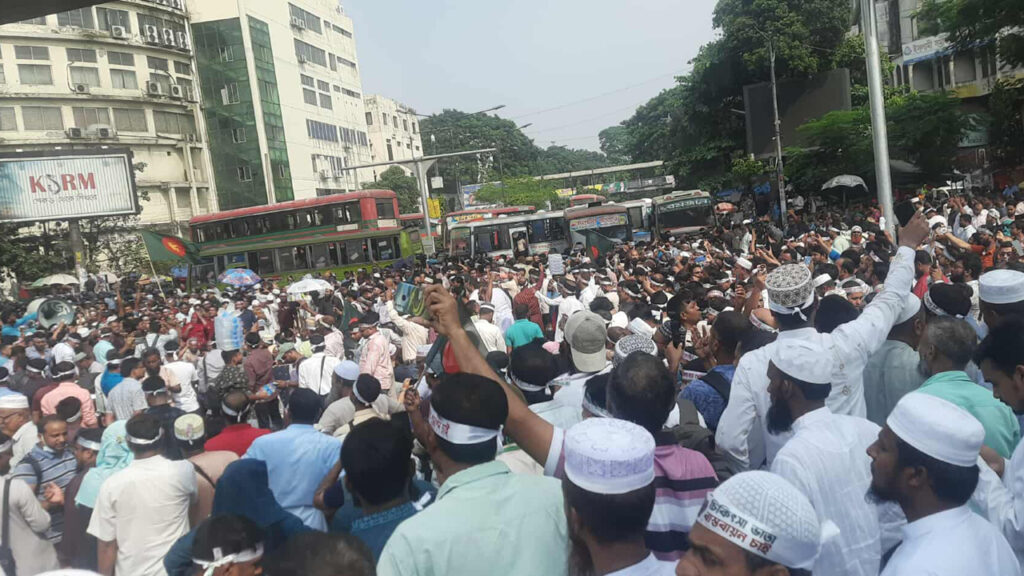 স্লোগানে স্লোগানে উত্তাল শাহবাগ, ২০ শতাংশ বাড়িভাড়া বৃদ্ধির দাবি