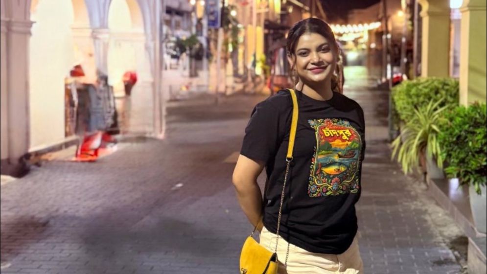 ছোট প্যান্ট পরে ছবি শেয়ার, ট্রলের শিকার শবনম ফারিয়া