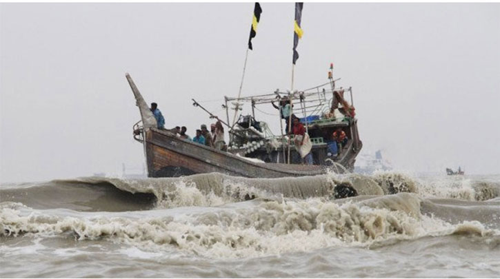গভীর নিম্নচাপে সাগর উত্তাল, সমুদ্রবন্দরে ৩ নম্বর সতর্ক সংকেত