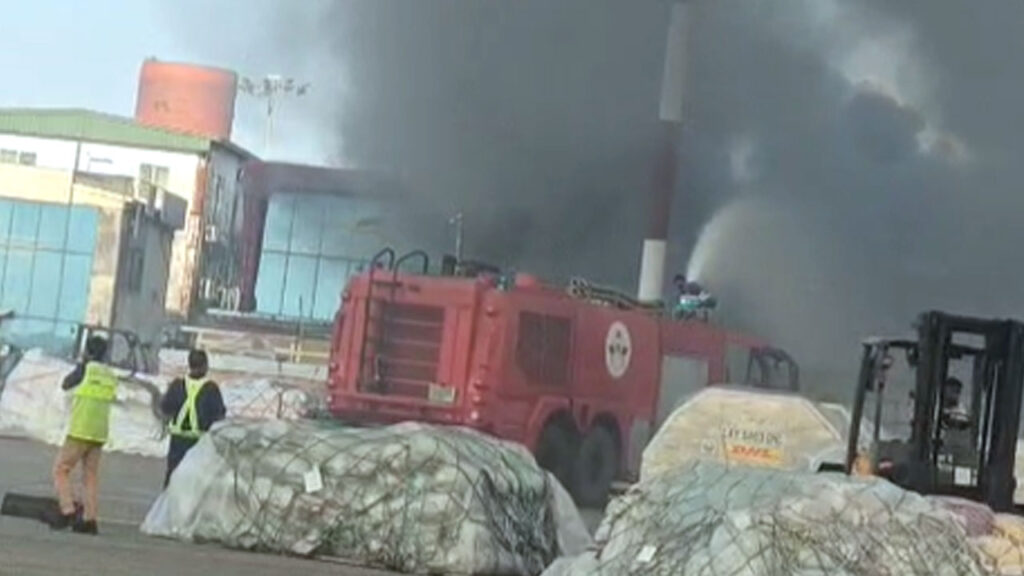 শাহজালাল আন্তর্জাতিক বিমানবন্দরে কার্গো ভিলেজে আগুন