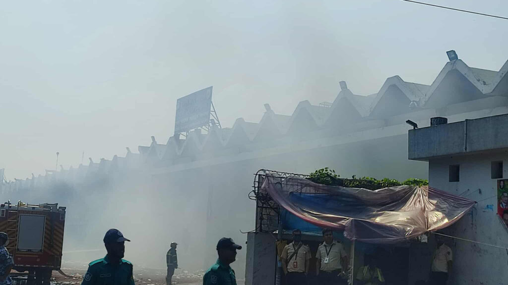 কার্গো ভিলেজে আগুন : ২১ ঘণ্টা পরও ধ্বংসস্তূপ থেকে উড়ছে ধোঁয়া