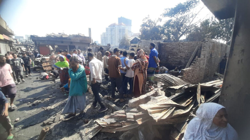 ‘একটি কাপড়ও বাঁচাতে পারিনি, বাচ্চাটাকে কীভাবে রাখবো?’