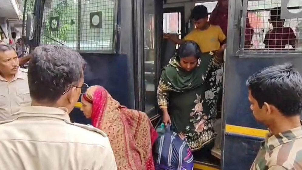 ৪৫ বাংলাদেশি গ্রেফতার, উত্তপ্ত পশ্চিমবঙ্গের রাজনীতি