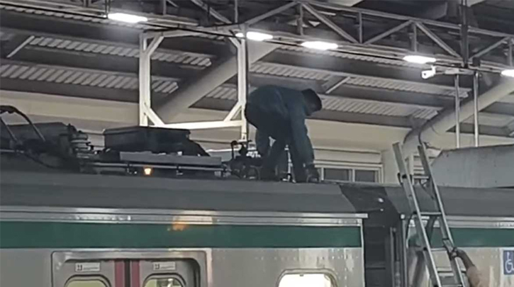 মেট্রোর ছাদে যাত্রী উঠে পড়ায় ট্রেন চলাচল বন্ধ