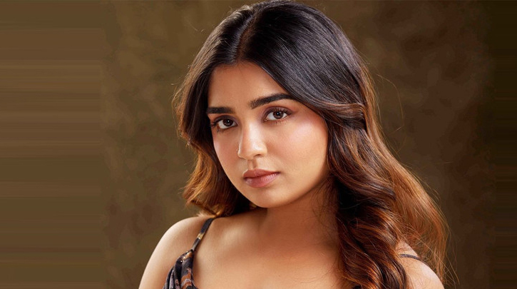 অভিনেত্রীকে শরীর নিয়ে মন্তব্য করে বিপাকে ইউটিউবার