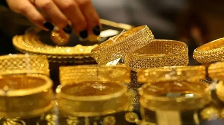 দেশের বাজারে সোনার দাম কমানোর ঘোষণা