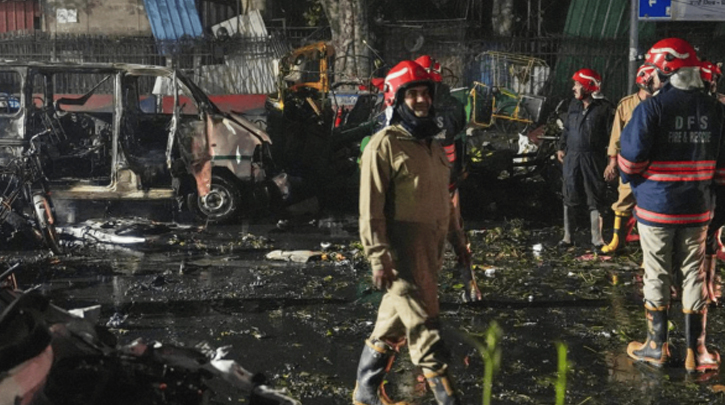 দিল্লিতে পার্ক করা গাড়িতে ভয়াবহ বিস্ফোরণ, নিহত ৮