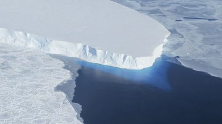 অ্যান্টার্কটিকায় ৬০ দিনে গলে গেল অর্ধেক বরফ, বিপর্যয়ের আশঙ্কা