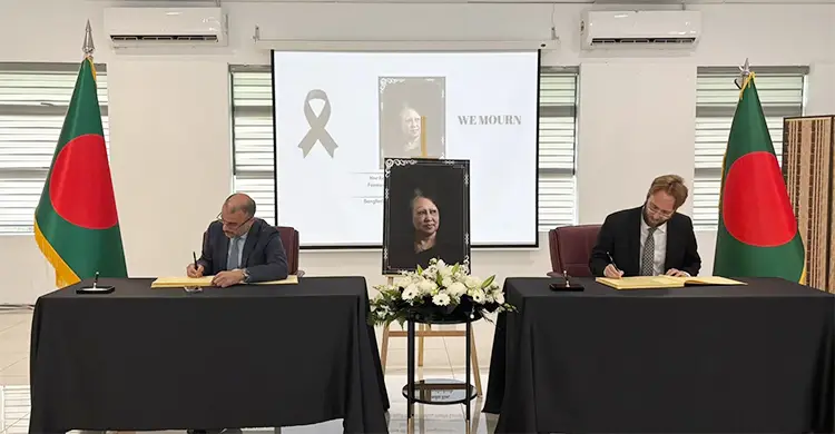 কুয়ালালামপুরে বাংলাদেশ হাইকমিশনে শোকবইয়ে স্বাক্ষর কূটনীতিকদের