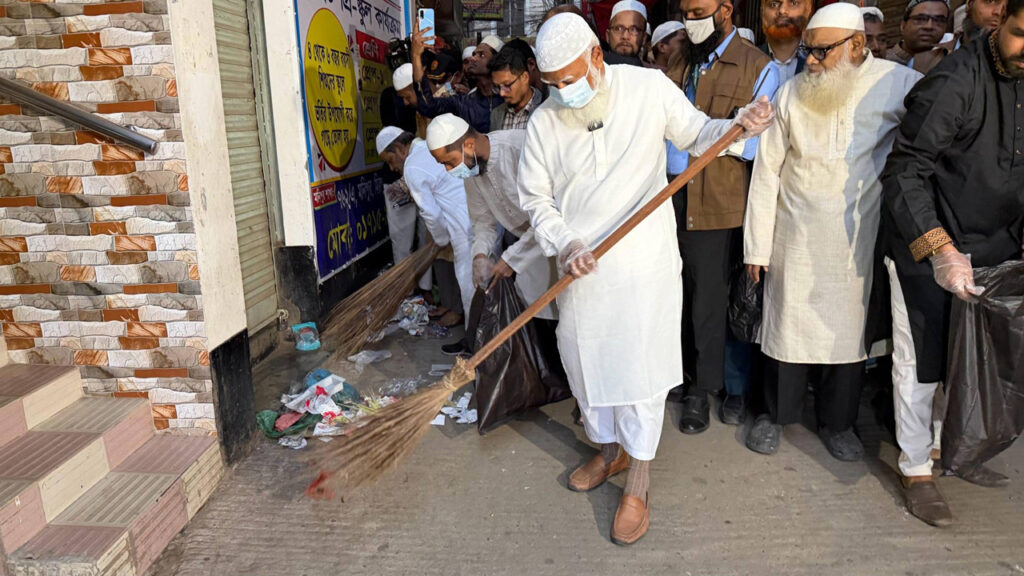 ভোরে সড়ক পরিষ্কার করে দিন শুরু করলেন ডা. শফিকুর রহমান
