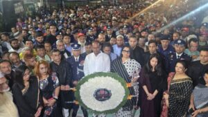 একুশের প্রথম প্রহরে শহীদ মিনারে টুকুর শ্রদ্ধা