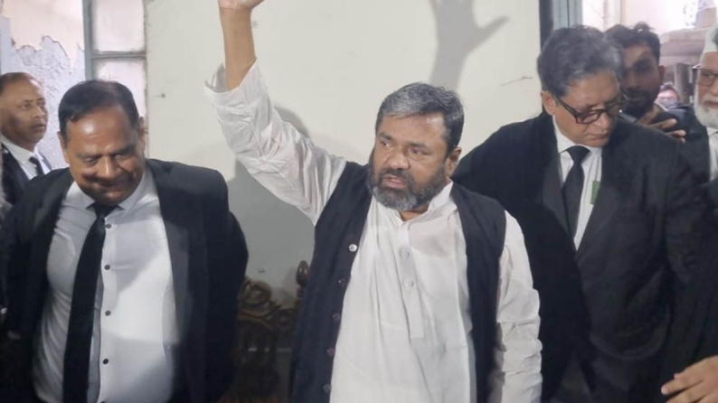 এক সপ্তাহের ব্যবধানে জামিন পেলেন আওয়ামী লীগের সাবেক দুই এমপি এবং তিন প্রভাবশালী আওয়ামী নেতা, পুনর্বাসন নিয়ে আতংকে মানুষ