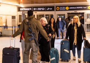 ফুঁসে উঠছে ইসরাইলিরা, ছাড়ছে জন্মভূমি