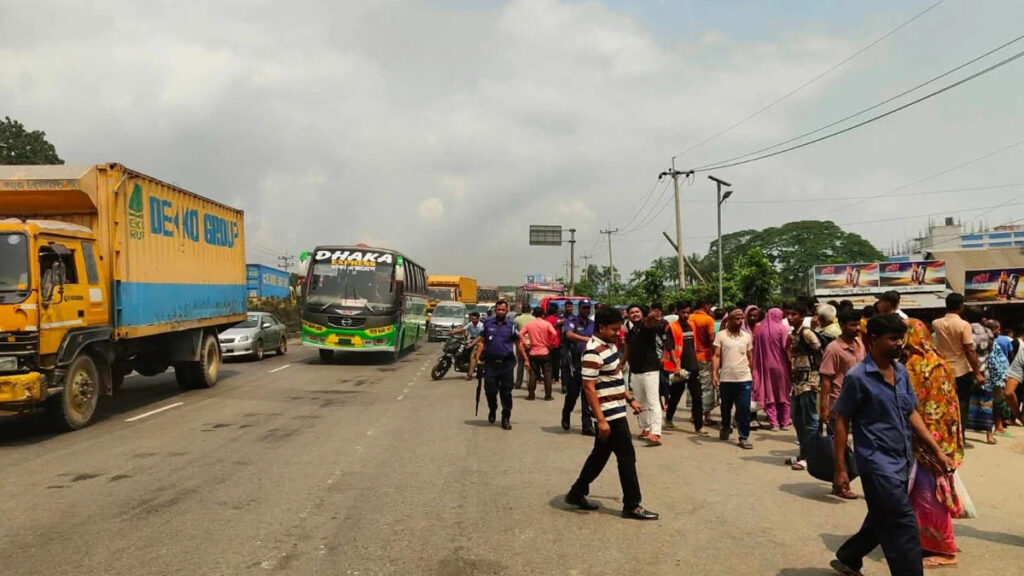 ঢাকা-চট্টগ্রাম মহাসড়ক অবরোধের চেষ্টা, দ্রুত সরিয়ে দিল পুলিশ