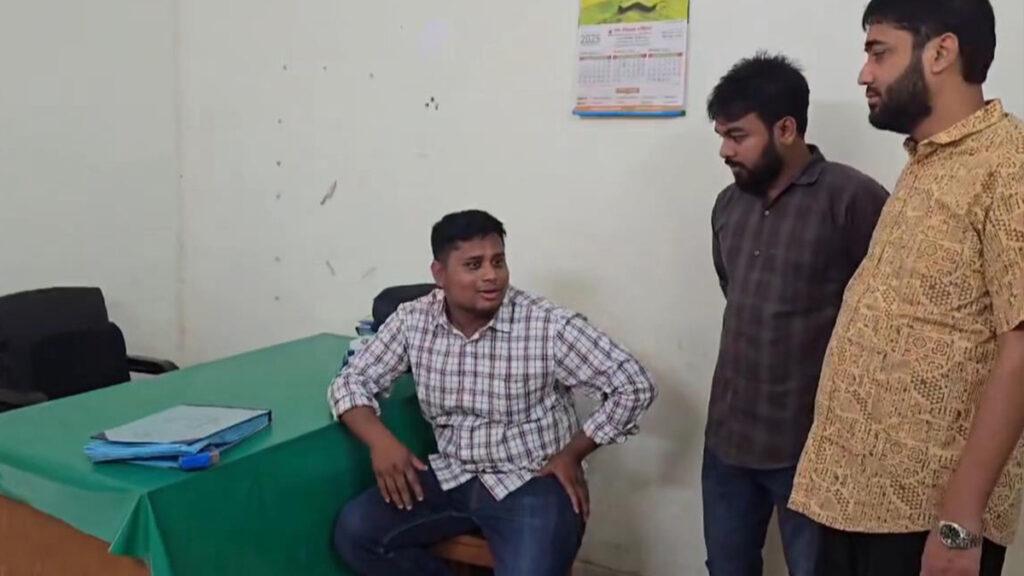 স্বাস্থ্য কমপ্লেক্স পরিদর্শনে এমপি হাসনাত আব্দুল্লাহ, অনুপস্থিত ৬ চিকিৎসককে শোকজ