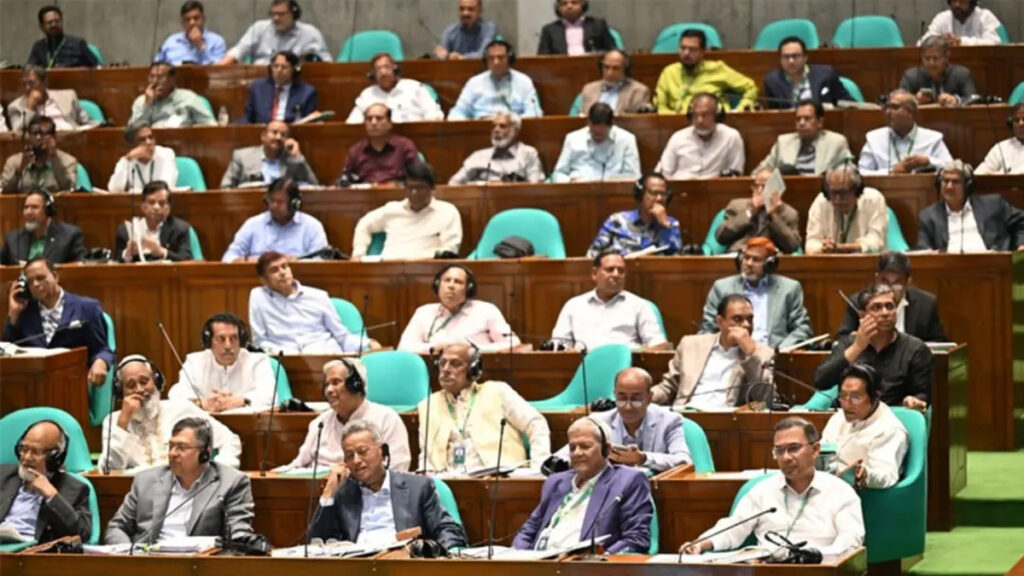 সংসদ ভবনের বিভিন্ন স্থানে ফাটল, বৃষ্টির পানি চুইয়ে পড়ায় উদ্বেগ