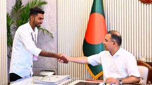জুলাই আন্দোলনে আহত আজিজুর রহমানের সঙ্গে প্রধানমন্ত্রীর সাক্ষাৎ