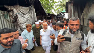 বন্যাদুর্গত বাঁশখালী পরিদর্শনে জামায়াত আমির, ক্ষতিগ্রস্তদের সহায়তা প্রদান