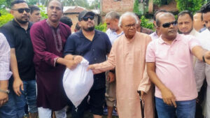 চট্টগ্রামের বন্যাকবলিত এলাকায় ত্রাণ বিতরণে রিজভী ও মীর হেলাল