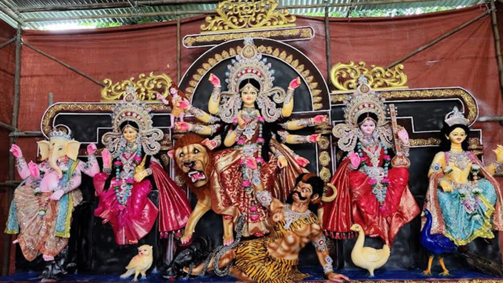 সাতক্ষীরায় দেড় লাখ দেশলাই কাঠিতে তৈরি হচ্ছে দুর্গাপ্রতিমা