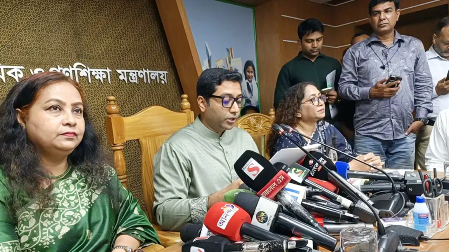 দেশে সাক্ষরতার হার প্রায় ৭৮ শতাংশ