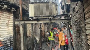 পুরান ঢাকার চকবাজারে মার্কেটে আগুন, নিয়ন্ত্রণে ফায়ার সার্ভিসের ৫ ইউনিট