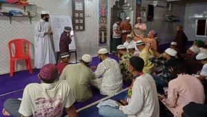 বয়সের ভার থামাতে পারেনি, জীবনের পড়ন্ত বেলায় কোরআন শেখার পথে প্রবীণ শ্রমজীবীরা