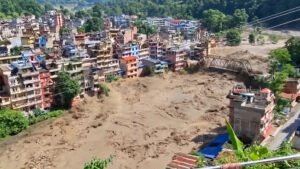 নেপালে ফের আকস্মিক বন্যা, নদীর স্রোতে ভেসে গেল ঘরবাড়ি